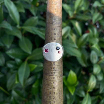 minimal circle w/ 4 gems