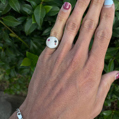 minimal circle w/ 4 gems