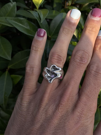 oyster signet w/ 7 gems