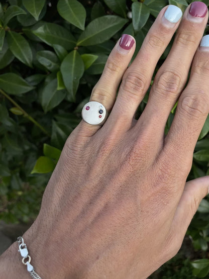 minimal circle w/ 4 gems