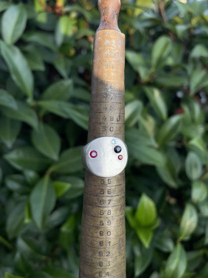 minimal circle w/ 4 gems